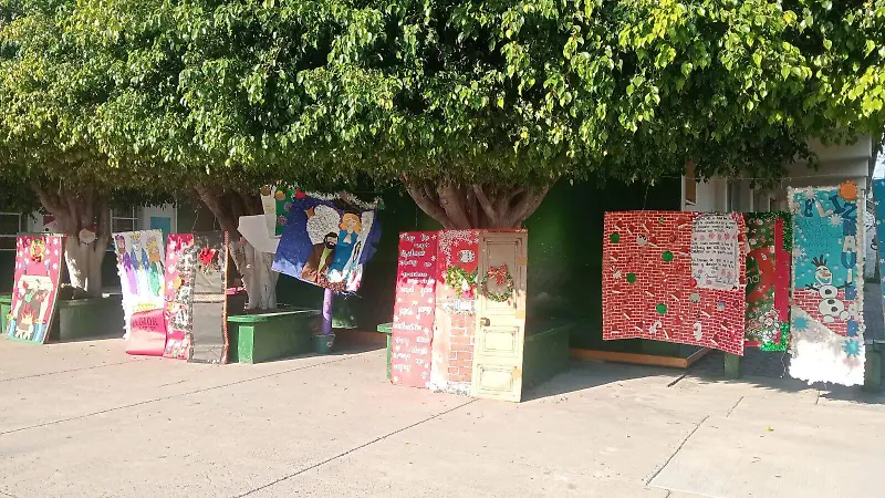 Exhibición de tarjetas gigantes.
